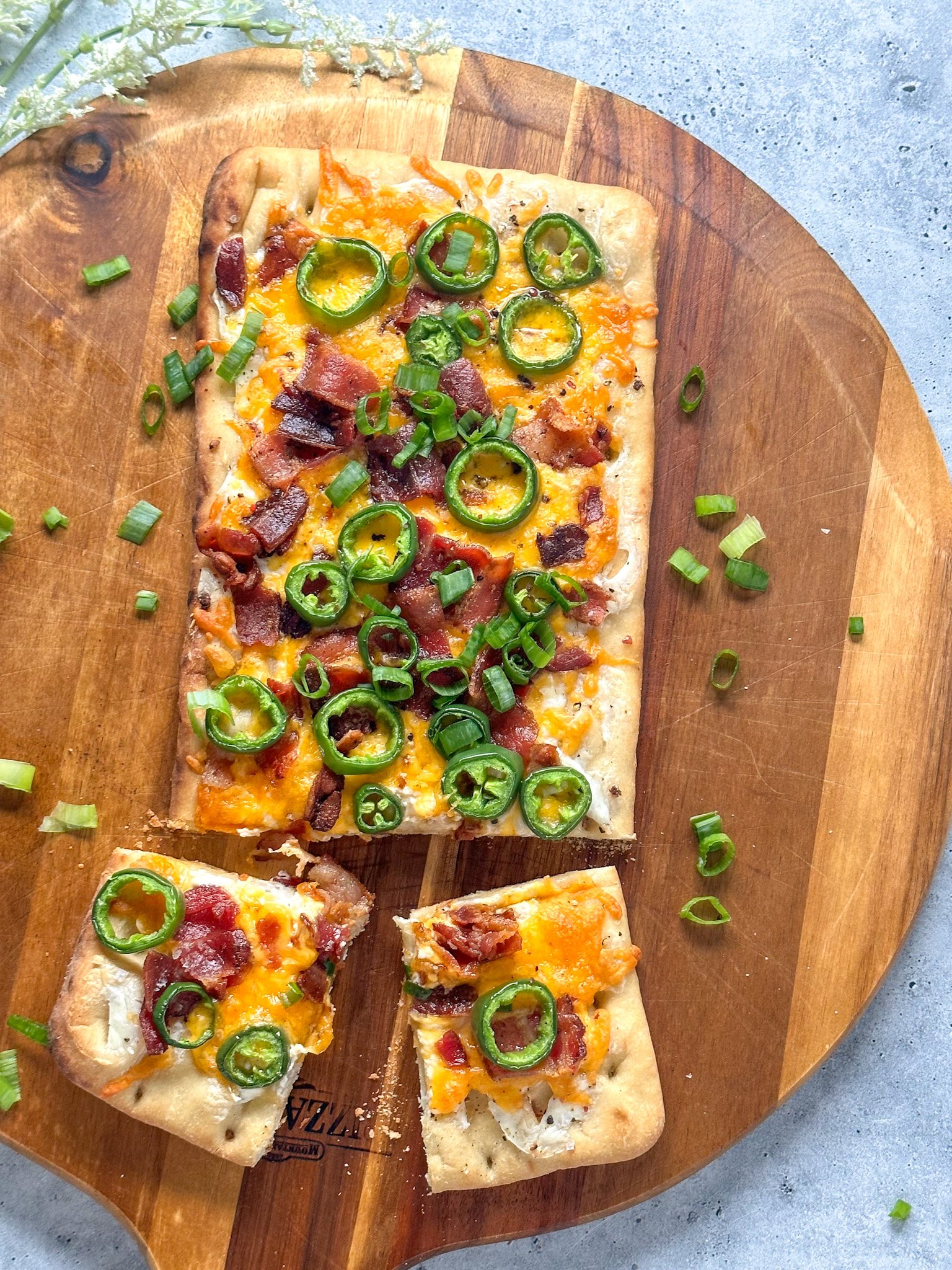 Easy Jalapeño Popper Flatbread Pizza The Tasteful Tribe